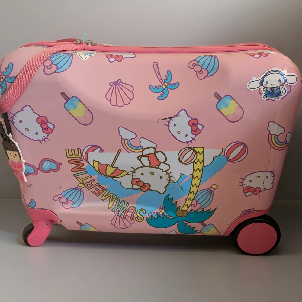 Hello Kitty Ride On Luggage - Picture 2 of 4